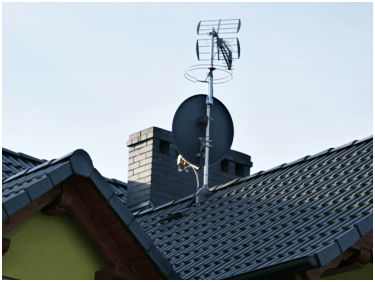 Antena satelitarna, naziemna oraz radiowa przeprowadzona przed dachówkę antenową