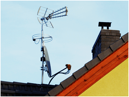 Zamontowana antena radiowa, naziemna oraz satelitarna